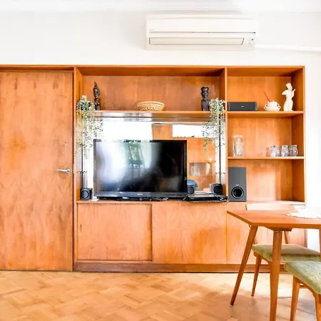 Creative 70s-inspired Center Parking Sofía