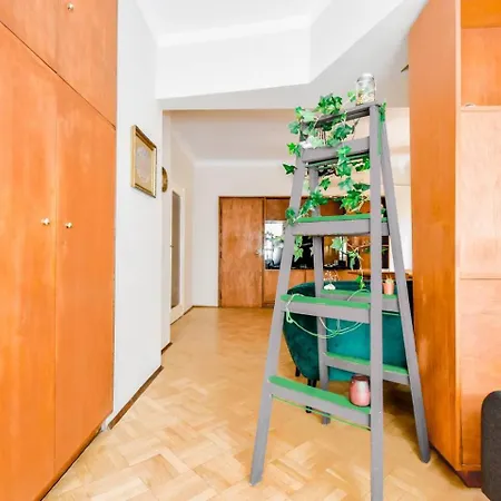 Creative 70s-inspired Center Parking Апартаменты *