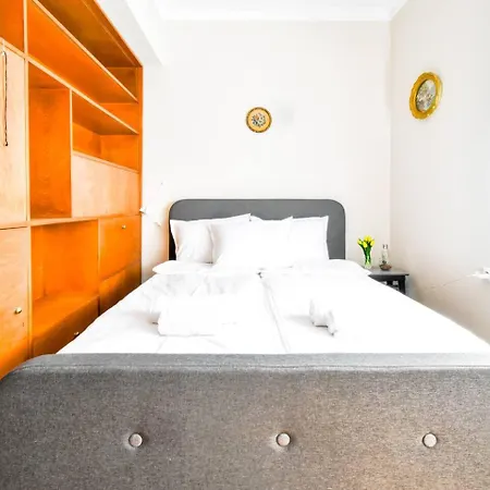 Creative 70s-inspired Center Parking Sofia