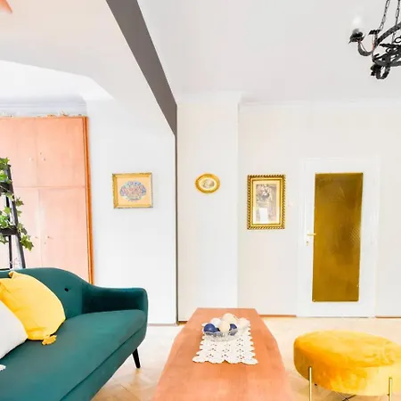 Creative 70s-inspired Center Parking شقة