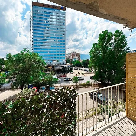 Creative 70s-inspired Center Parking Апартаменты София