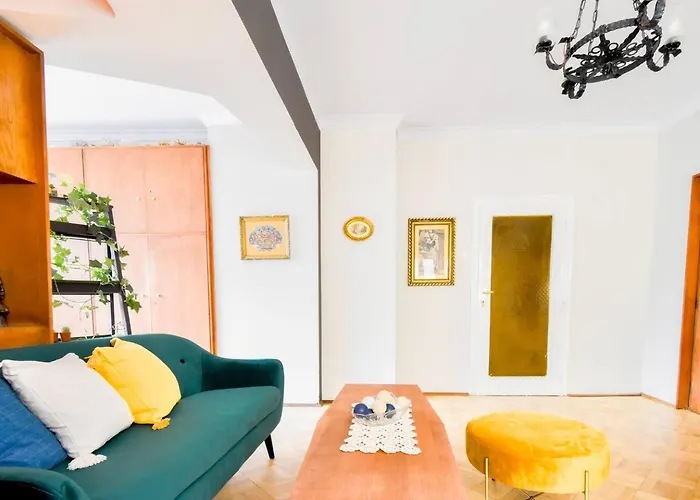 Creative 70s-inspired Center Parking Apartamento
