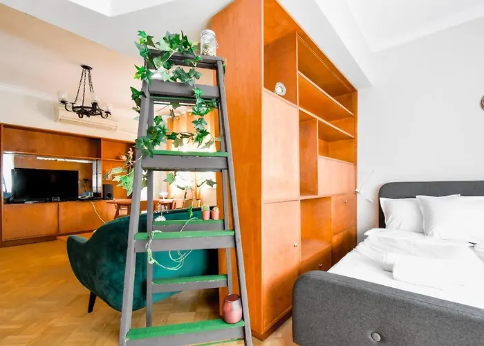 Creative 70s-inspired Center Parking * ソフィア