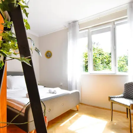 Creative 70s-inspired Center Parking Apartman *